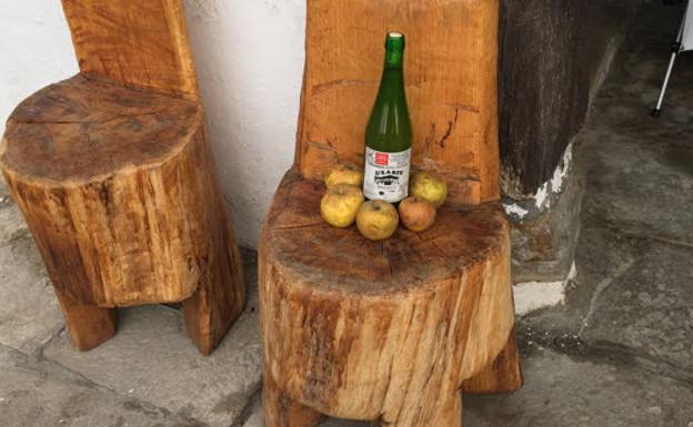 Una botella de sidra con las manzanas. /ARCHIVO
