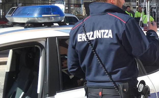 Detenido en Barakaldo por insultar y arrastrar a su mujer del pelo por toda la casa