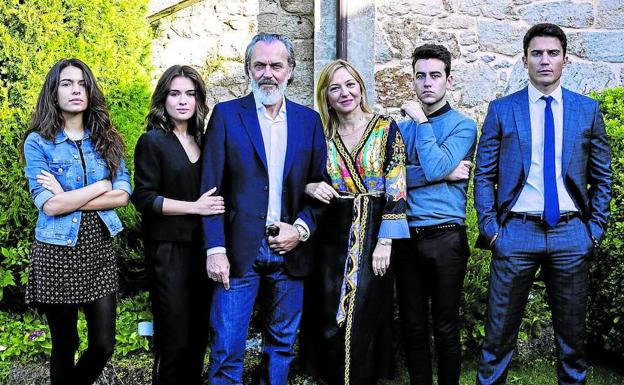 Los protagonistas de la serie hacen un alto en el rodaje para posar en una foto de familia./TELECINCO