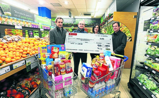 Representantes del Banco de Alimentos y del BM en el momento de la donación. / P. URRESTI