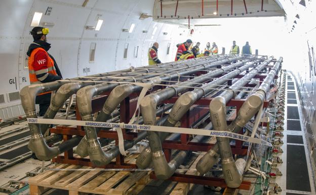 Proceso de carga del Boeing 747-800 de Air Bridge Cargo en el aeropuerto de Foronda./el correo