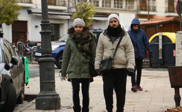 Ropa de abrigo para combatir el frío en Vitoria. /Jesús Andrade