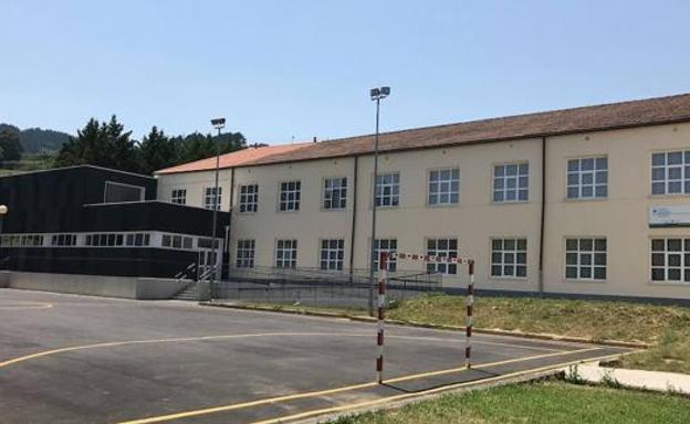 El patio del instituto Iturrioz en Lekeitio, donde se ha producido la fuga de gas./EFE