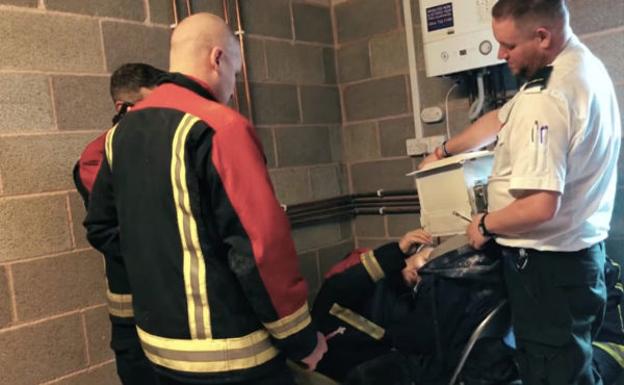 Momento en el que los bomberos intentan rescatar al joven./
