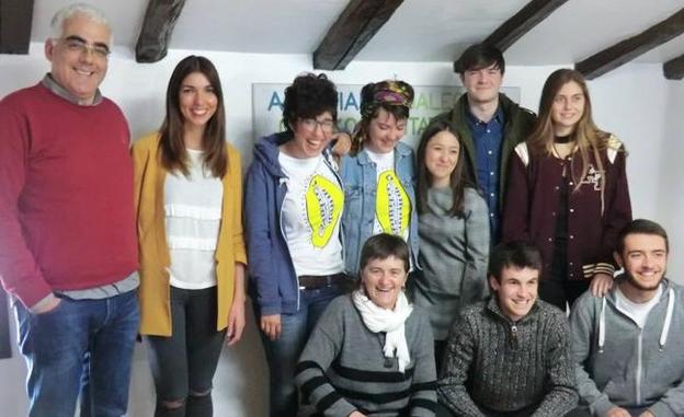 El presidente de la mancomunidad junto a los participantes. / E. C.