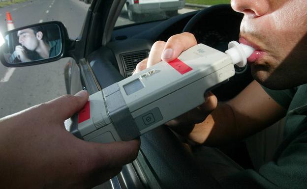Un conductor triplica la tasa de alcohol tras intentar escapar de la policía local en Algorta
