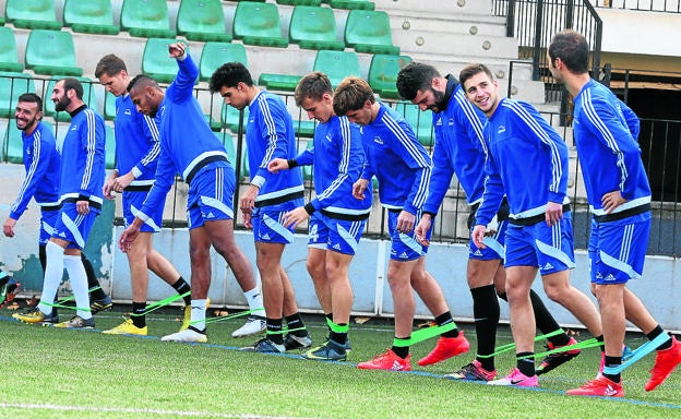 Los jugadores, durante un entrenamiento en Gobela. / PEDRO URRESTI/