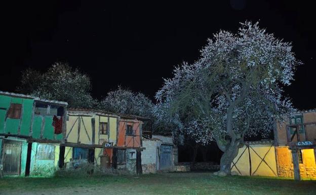 La iluminación nocturna acentúa el encanto del pueblo.