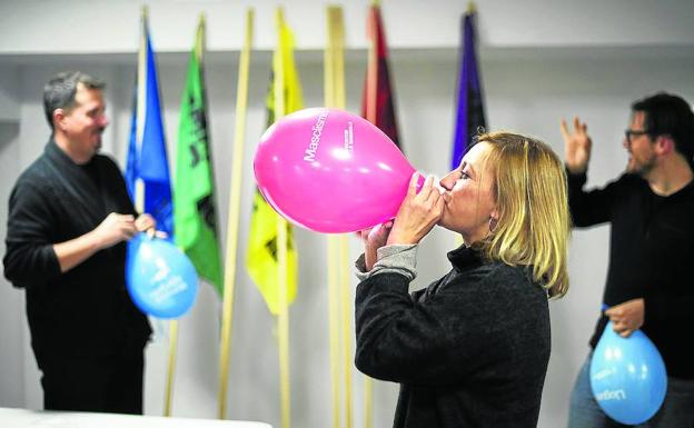 Militantes de En Comú-Podem preparan parte del material para uno de sus mítines./VICENS GIMÉNEZ