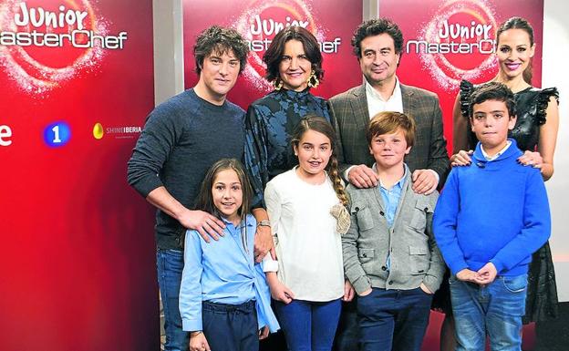 Jordi Cruz, Samantha, Pepe Rodríguez y Eva González, con algunos de los niños que concursan en el nuevo ‘MasterChef Junior 5’/TVE