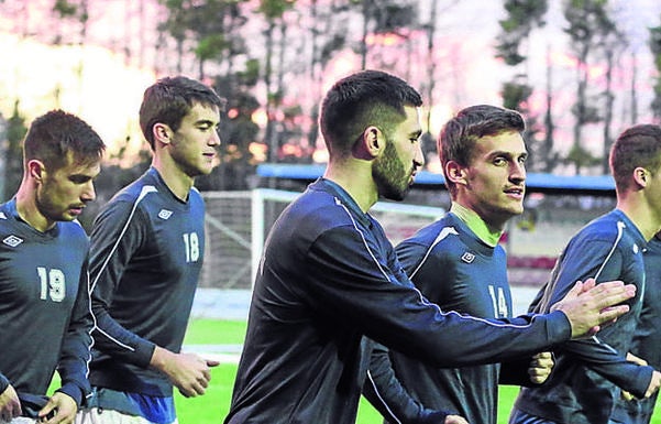 La plantilla, entrenando en Sarriena. / PEDRO URRESTI