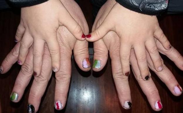Un padre bilbaíno se pinta las uñas para defender la afición de su hijo y la igualdad