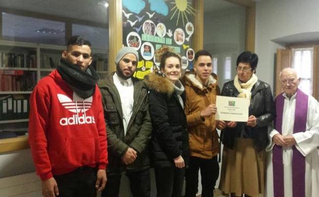 Entrega del talón solidario. / E. C.
