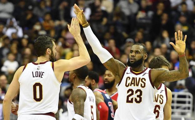 LeBron James celebra con Love una canasta. /Reuters