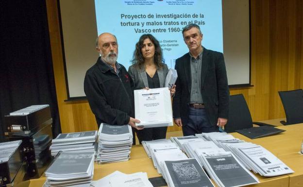 Francisco Etxeberria, Jonan Fernandez y Laura Pego, en la presentación del informe. /J.I. Unanue