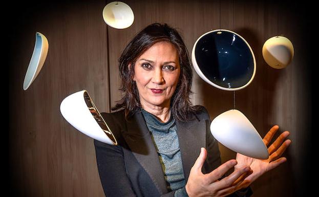 Ana Roquero, diseñadora de Cookplay, con alguna de las piezas más icónicas./YVONNE FERNÁNDEZ