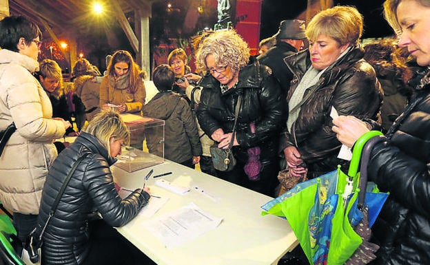 Un centenar de vecinos participaron en la votación que tuvo lugar a las 19.00 horas del viernes. / PEDRO URRESTI