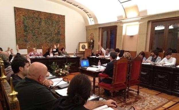 Irigoras tuvo que recurrir a su voto de calidad para salvar los presupuestos en el pleno de ayer. / M. DÍAZ