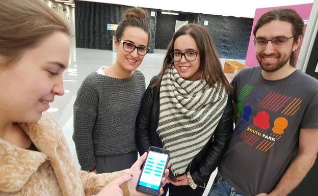 Un grupo de estudiantes muestra su 'app'. / TERRY BASTERRA