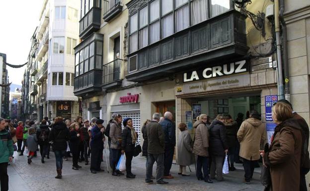 Colas en una administración de lotería de Bilbao./MANU CECILIO