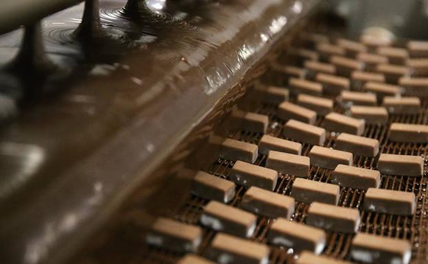 Dulces cubiertos con chocolate. /Tatyana Zenkovich (Efe)