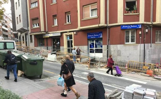 Las obras de la calle Santa Eulalia tenían que haber terminado en verano. / E. P.
