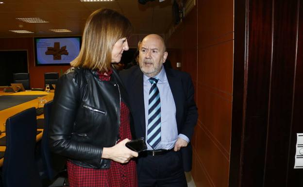 Idoia Mendia (PSE) conversa con Iñigo Iturrate (PNV) en una sesión del pleno de Autogobierno./Jesús Andrade