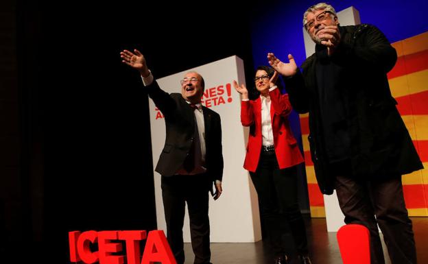 Iceta saluda durante un mitin.