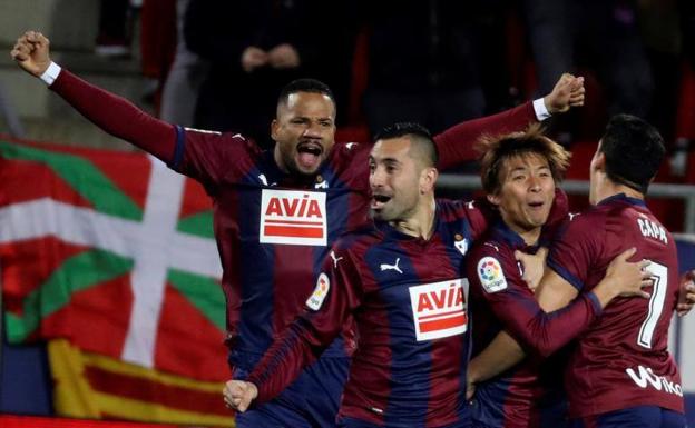 Eibarko hainbat jokalari, Gironaren aurkako lehenengo gola ospatzen./EFE