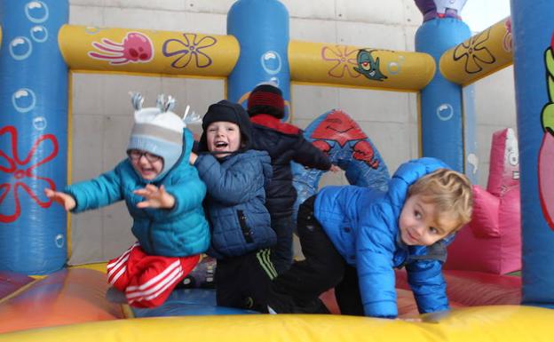Pequeños se divierten en un parque infantil. /Blanca Castillo