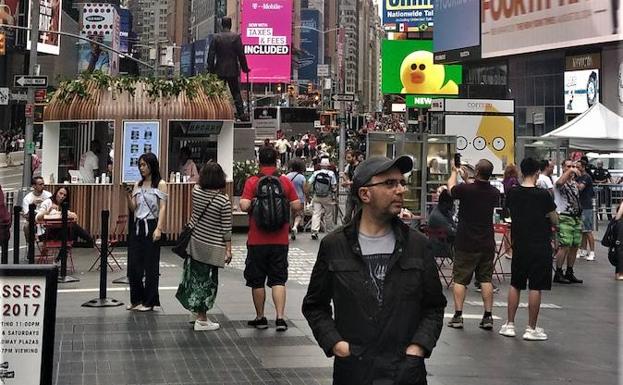 Jerry callejeando por Times Square, Nueva York. /E.C.