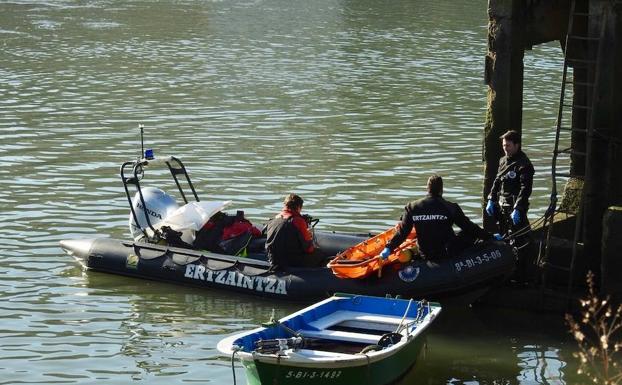 Los buzos de la Ertzainza en la ría.