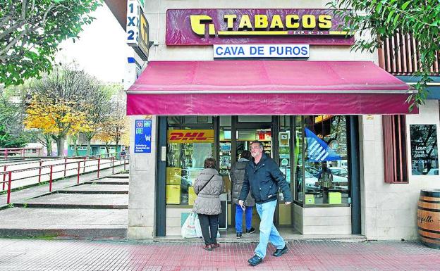 A los tres encapuchados sólo les dio tiempo a llevarse unas pocas cajetillas./Blanca Castillo