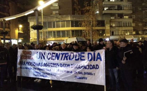La concentración se ha celebrado a las 19.30 horas en la Plaza del Ajedrez de Las Arenas. /GUK GETXO
