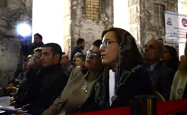 Cristianos iraquíes celebran la misa de Navidad en la iglesia de San Pablo, en Mosul./Amar Salih (Efe)