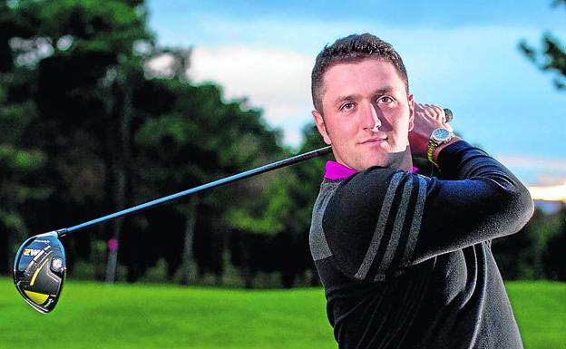 Jon Rahm posa en el campo de La Galea. /BORJA AGUDO
