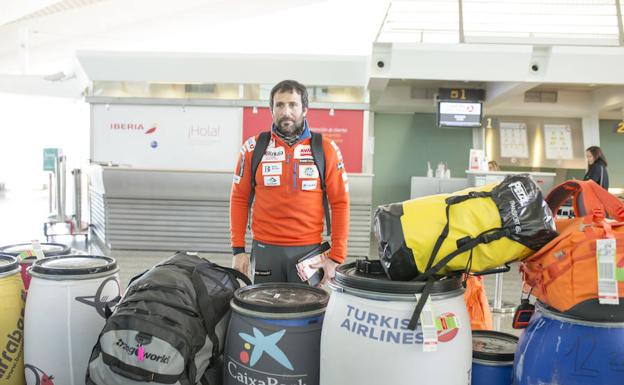 Alex Txikon, listo para partir hacia el Everest./Efe