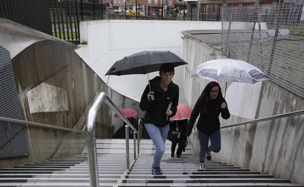 Una empinada escalera da acceso a la estación, inaugurada hace un lustro, que carece de baños y está dotada de una desangelada galería comercial./MAIKA SALGUERO