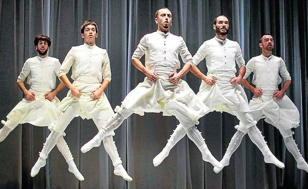 Bailarines de Kukai Dantza, ataviados con el vestuario premiado de Iraia Oiartzaba. /Kukai