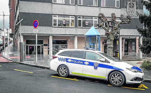 La policía cuenta con quince agentes, de los que siete son interinos./L. P.