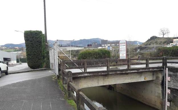 Puente de Trañapadura, que será derribado, y sustituido por una nuevo que enlazará con la N-634. / Y. R.