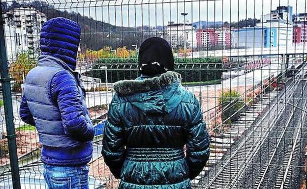 Ali y Laila viven en San Sebastián con sus tres hijos. Esta familia siria llegó a Gipuzkoa en julio procedentes del Líbano./USOZ