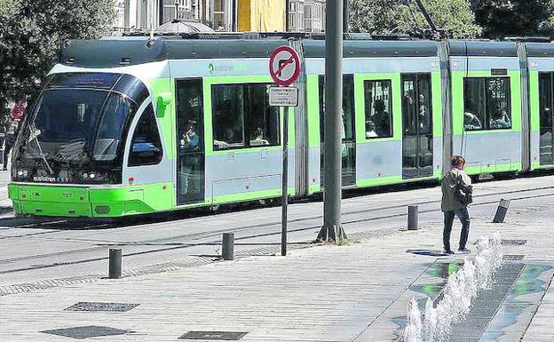 Las once unidades del tranvía que circulan por Vitoria desde hace nueve años tienen cinco módulos y miden 31,3 metros de largo. /Rafa Gutiérrez