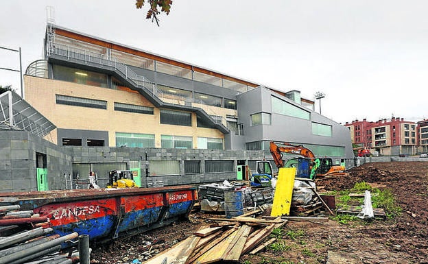Labores de construcción del polideportivo. / PEDRO URRESTI