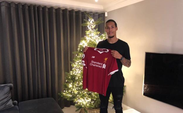 El jugador posa con la camiseta del Liverpool./TWITTER