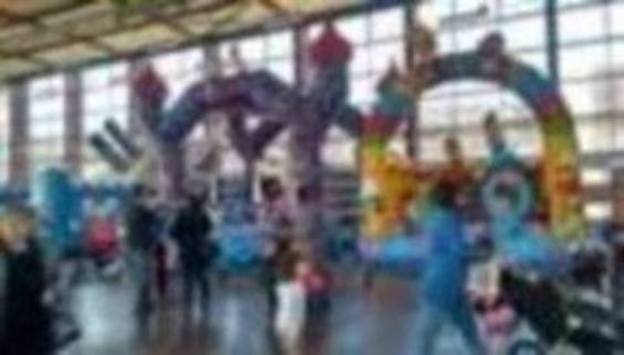 El pabellón multiusos de Landako conquista a los peques con sus atracciones. / M. DÍAZ