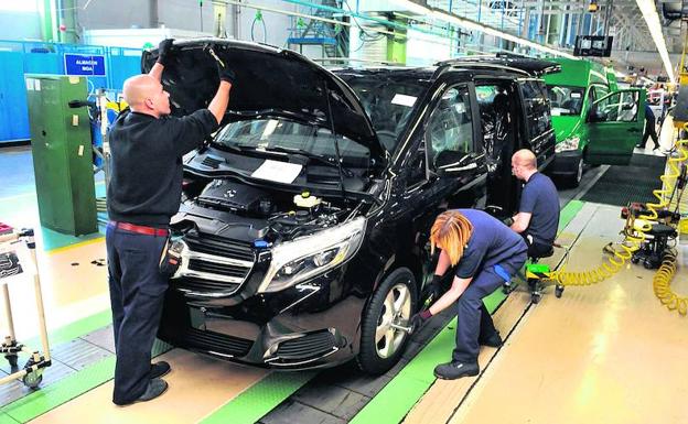 Línea de producción de la Clase V y las furgonetas Vito de Mercedes en la planta de Vitoria./IOSU ONANDIA