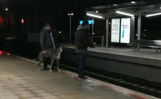 El agresor junto a su perro./