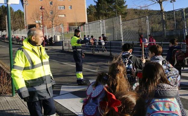 Agentes cívicos ayudan a los escolares a llegar a clase./MIREYA LÓPEZ