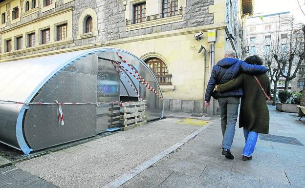 En la trasera del edificio de Correos se ha vuelto a colocar uno de los aparcabicis cubiertos y de pago./Hugo Madariaga